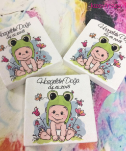 Yeşil Şapkalı Çiçekli Kız Erkek Doğum Günü Taş Magnet