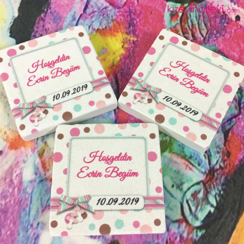 Kurdelalı renli desenli bebek modelli kişiye özel hediyelik taş magnet