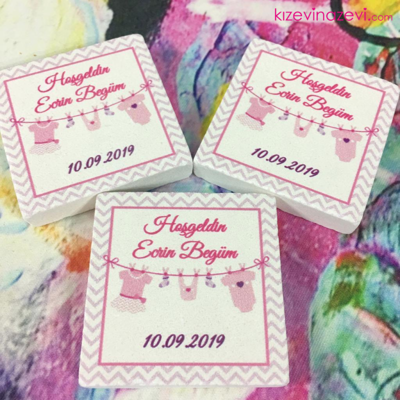 Renkli elbiselii renkli bebek modelli kişiye özel hediyelik taş magnet