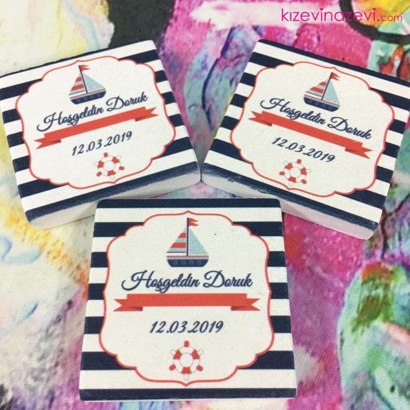 Denizci temalı beyazlı erkek bebek modelli kişiye özel hediyelik taş magnet