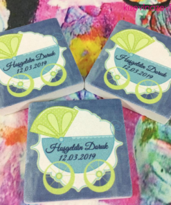 Renkli pusetli erkek bebek modelli kişiye özel hediyelik taş magnet