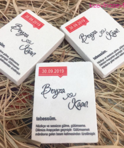 Beyaz zemin üzerine yazılı kişiye özel hatıra doğal taş magnet