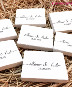 Beyaz zemin üzerine yazılı sade kişiye özel doğal taş magnet