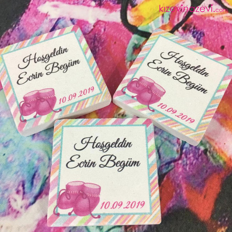 Pembe patikli renkli bebek modelli kişiye özel hediyelik taş magnet