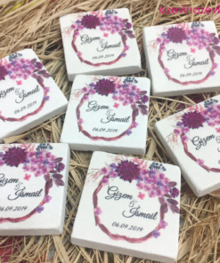 Mor çiçekli çelenk modelli kişiye özel doğal taş magnet