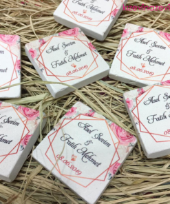 Pembe ve beyaz güllü kişiye özel taş magnet