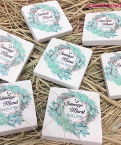 Turkuaz çiçekli çelenk modelli kişiye özel taş magnet