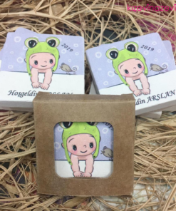 Yeşil kurbağa şapkalı kare kutulu bebekler için doğal taş magnet